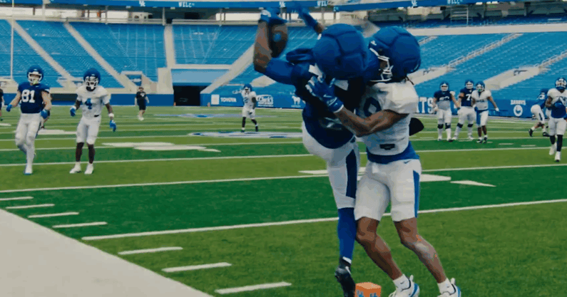 Hardley Gilmore makes insane one-handed grab at Kentucky football practice (Photo via UK Athletics)